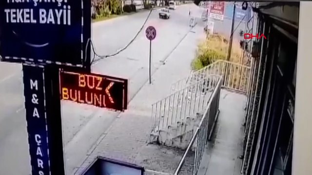 Yolun karşısına geçerken otomobil çarpan öğretmen hayatını kaybetti