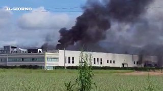 Incendio a Robbiate: il video dell'enorme colonna di fumo