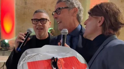 Ancora festa Lecce: Luca Gotti canta "Le radici ca tieni" dei Sud Sound System