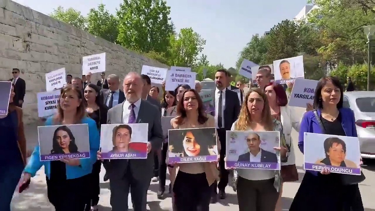 DEM Parti milletvekilleri, Kobanî davasında verilen cezaları protesto etmek amacıyla Adalet Bakanlığı’na yürüdü.