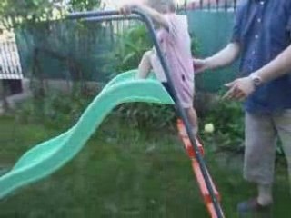 Yaëlle fait du toboggan 1