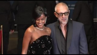 A Cannes 77 Vincent Cassel sul red carpet con la fidanzata brasiliana