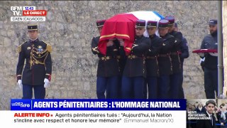 Les cercueils de Fabrice Moello et Arnaud Garcia arrivent dans la cour de la maison d'arrêt de Caen, portés par des Gardes Républicains