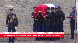 Hommage national aux deux agents pénitentiaires tués dans l'Eure : l'arrivée des cercueils devant le Premier ministre Gabriel Attal