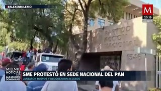 Protesta de electricistas en sede nacional del PAN
