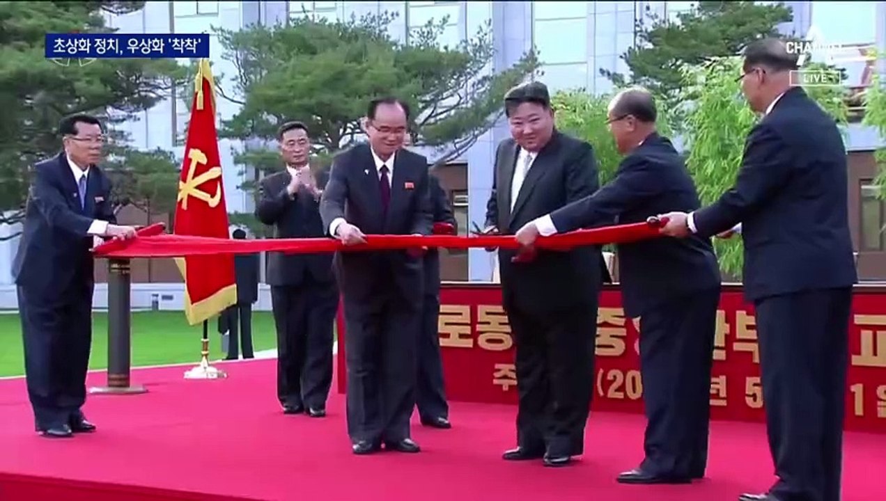 김일성·김정일 옆 김정은 초상화…“우상화 작업”