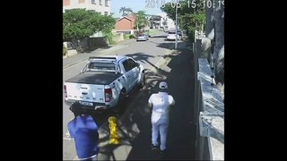 Deux voleurs de voitures pris en flag par le propriétaire