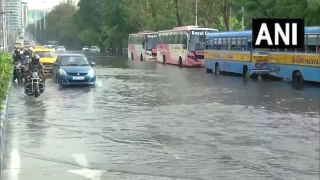 कोलकाता में भारी बारिश के कारण शहर के कई हिस्सों में जलभराव हुआ