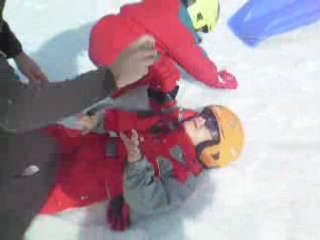 Eliot mange de la neige mais contraint et forcé !!