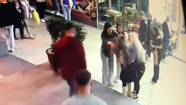 Trabzon Büyükşehir Belediyesi’nde personel olduğu öğrenilen bir vatandaş, Ortahisar ilçesi Kemerkaya Mahallesi’nde bulunan kafenin önünde boğazına yabancı cismin takıldığını ve nefes almakta zorlandığını fark etti