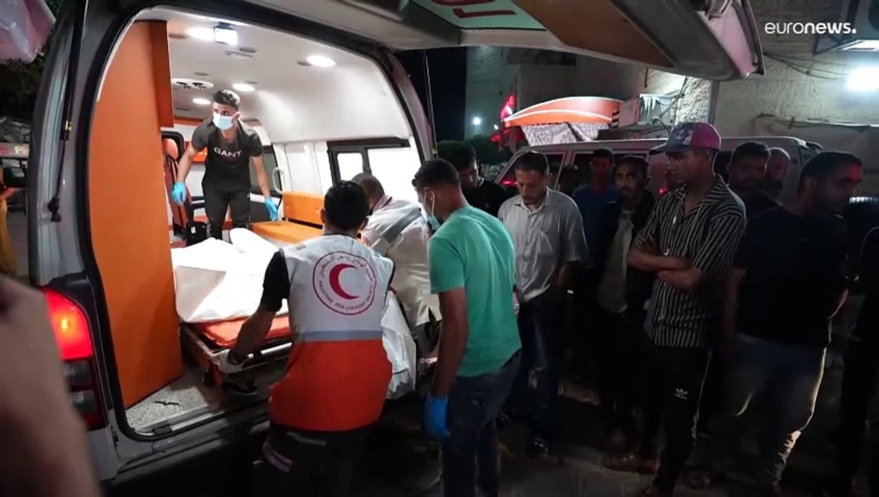 فيديو: استشهاد 10 فلسطينيين بينهم أطفال في غارة...