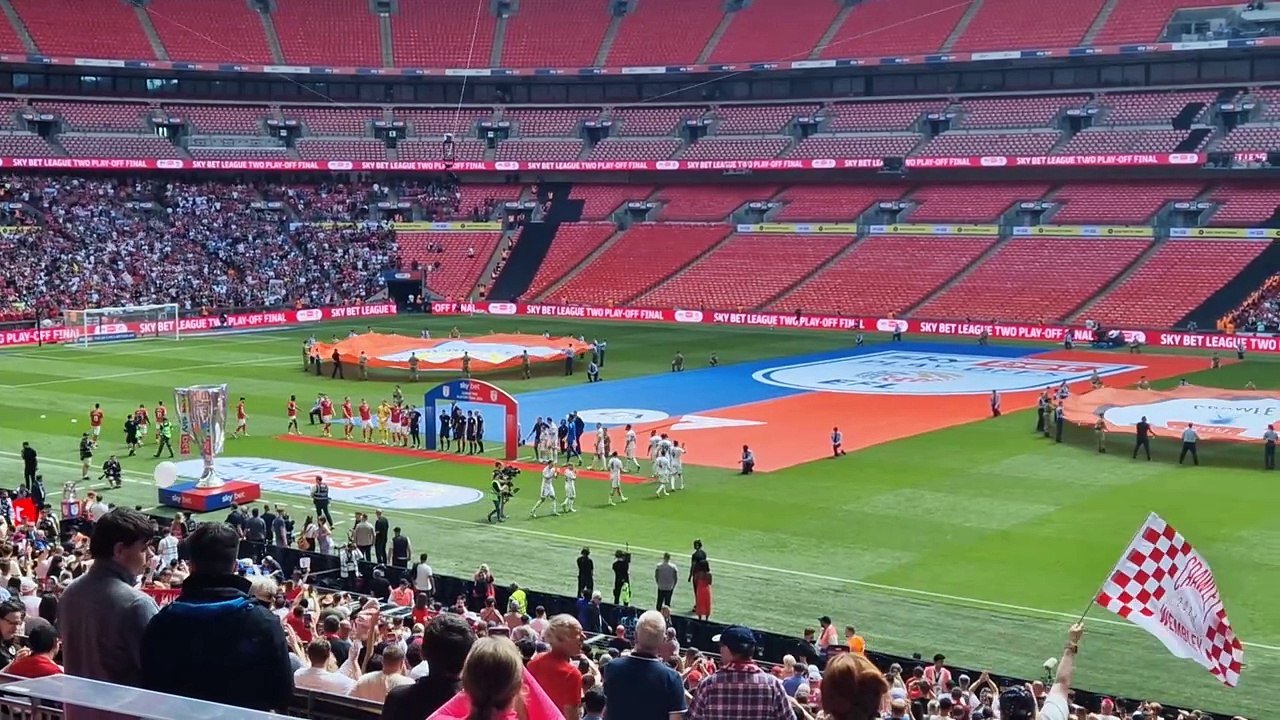 92-year-old Crawley fan Ron Spraget meets Scott Lindsey