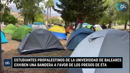Estudiantes propalestinos de la Universidad de Baleares exhiben una bandera a favor de los presos de ETA