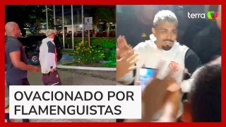Gabigol vai para galera em Manaus após vestir camisa do Corinthians