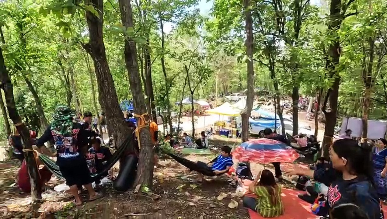 Fest in den Bergen. Party und Stimmung, Raketen und Spaß!