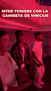 Myke Towers en su concierto con la camiseta del Real Madrid de Vinicius