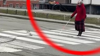 Ce motard s’arrête en pleine route puis réalise un geste précieux pour une femme aveugle