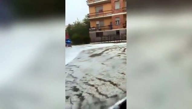 Violenta grandinata a Santena, nel torinese: strade imbiancate e circolazione nel caos