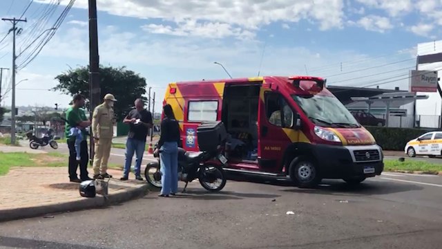 Carro e moto se envolvem em colisão na Avenida Rocha Pombo