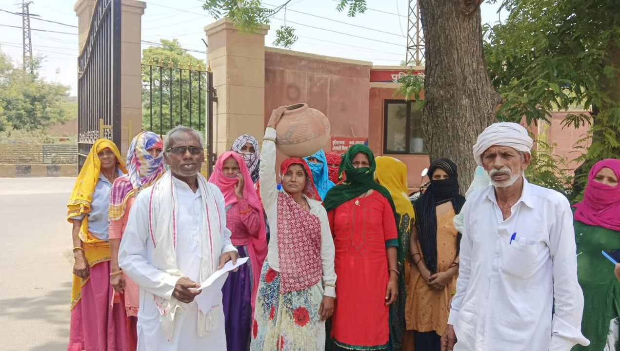 अनूठा प्रदर्शन, रुरुखाली मटकी लेकर मिनी सचिवालय में पहुंची महिलाएं