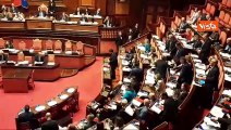 Premierato, bagarre in Aula Senato, opposizione sventola la Costituzione