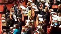 Bagarre in Aula Senato su premierato, opposizione sventola la Costituzione intervengono i commessi