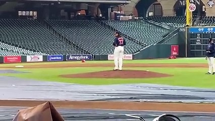 ¡Luis García lanza desde el montículo principal en Minute Maid Park!