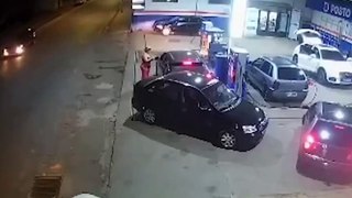 Motorista arranca carro com mangueira e arrasta frentista em um posto de gasolina em MG