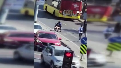 Yürekleri ısıtan görüntü! Kimse bakmadı, genç karşıya geçmek isteyen engellinin yardımına koştu