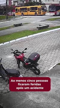 Acidente entre ônibus escolares deixa cinco pessoas feridas