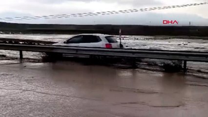Iğdır'ın köylerini dolu ve sağanak vurdu, ulaşım aksadı