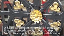 La croce di Notre Dame è tornata in cima alla cattedrale di Parigi