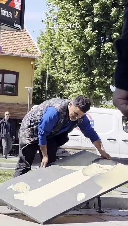 Atatürk portresini İstanbul’da farklı yerlere y...