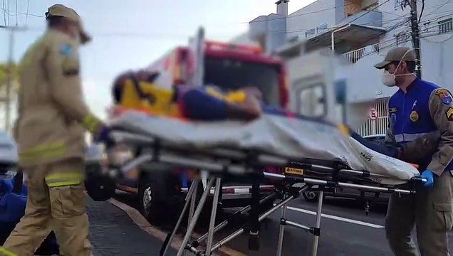 Trabalhador é socorrido após queda de plano elevado em obra residencial no Centro