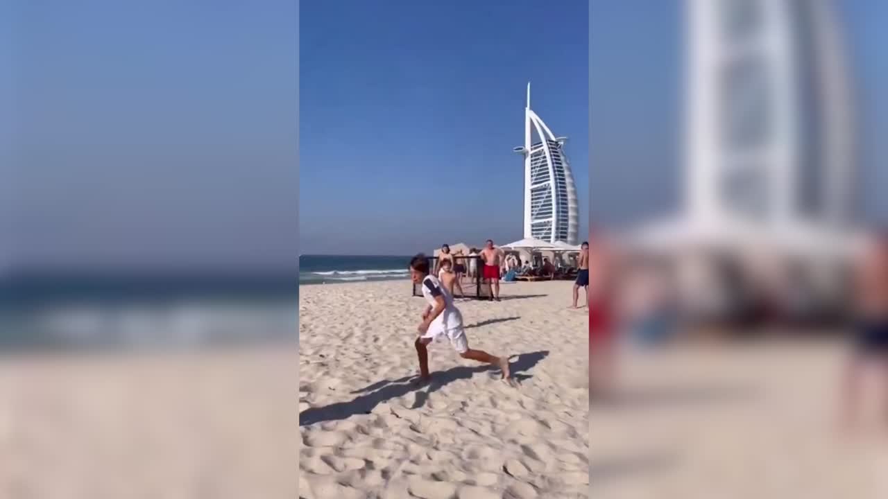 CARVAJAL y JOSELU juegan al FÚTBOL en la PLAYA con unos NIÑOS