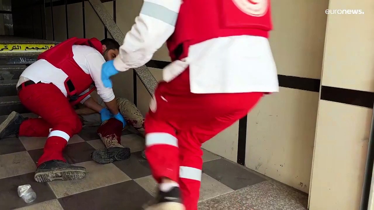 شاهد: مسعفون ينقلون جريحاً فلسطينياً في ثاني أيام اقتحام الجيش الإسرائيلي لجنين