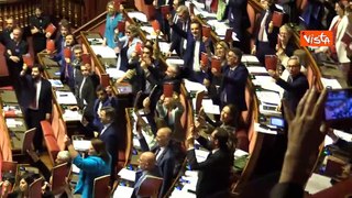 Bagarre su premierato in Senato, Pd, 5 Stelle e Avs sventolano la Costituzione
