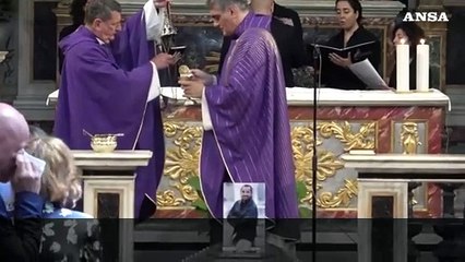 Télécharger la video: Funerali Di Mare, folla a Piazza del Popolo per l'ultimo saluto al giornalista