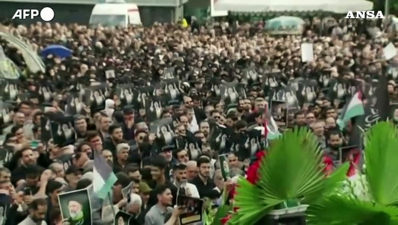 Raisi, folla a Teheran per rendere omaggio al presidente scomparso