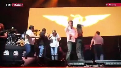 Meksika'da parti mitingi sırasında sahne çöktü