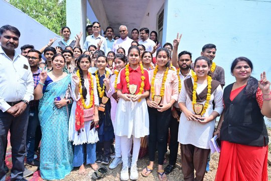 शिक्षा मंत्री बोले: प्रतिभा छुपाए नहीं छुपती, बोर्ड परीक्षा में अव्वल रहे विद्यार्थियों का किया सम्मान