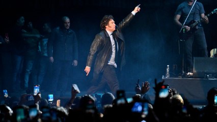 Milei canta y monta un espectáculo de rock para presentar su libro: "¡Viva la libertad, carajo!"