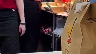 Funcionária do McDonald’s seca esfregona junto a batatas fritas. Há vídeo