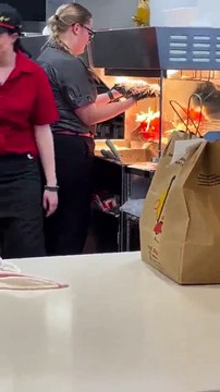 Funcionária do McDonald’s seca esfregona junto a batatas fritas. Há vídeo