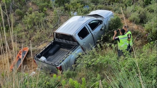 Kamyonet uçurumdan yuvarlandı