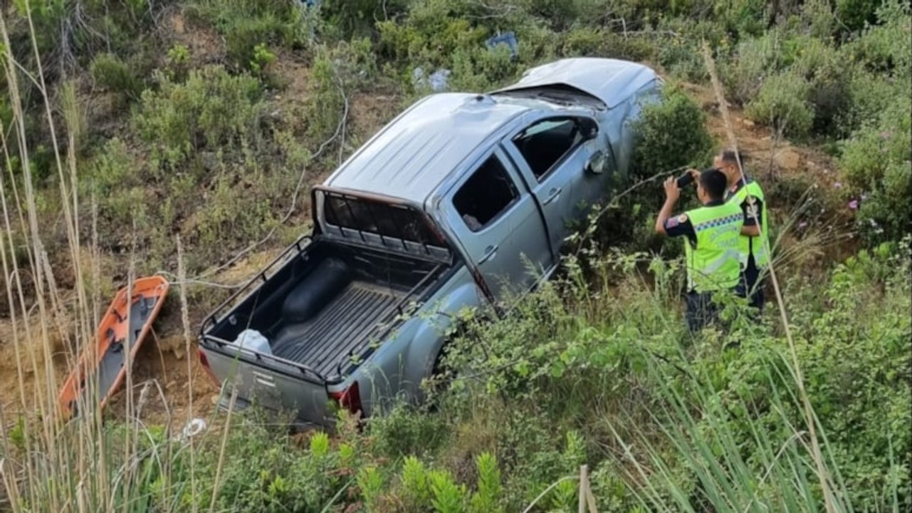 Kamyonet uçurumdan yuvarlandı
