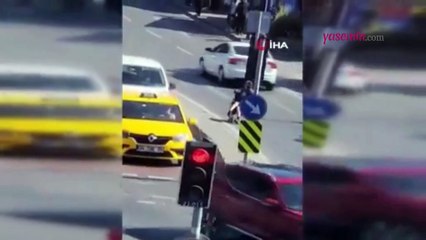 Tekerlekli sandalyeyle trafiğin ortasında kaldı! Sarıyer'de 'insanlık ölmemiş!'
