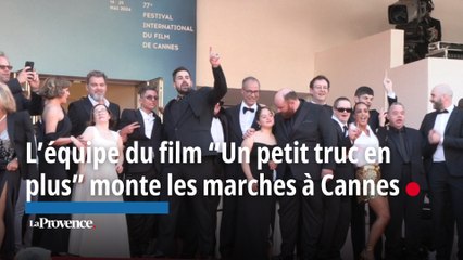 L’équipe du film “Un petit truc en plus” monte les marches à Cannes