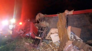 Condutor tem suspeita de fraturas após caminhão capotar entre Umuarama e Maria Helena