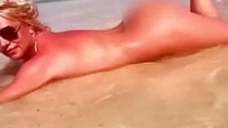 Britney Spears posta vídeo completamente nua em praia